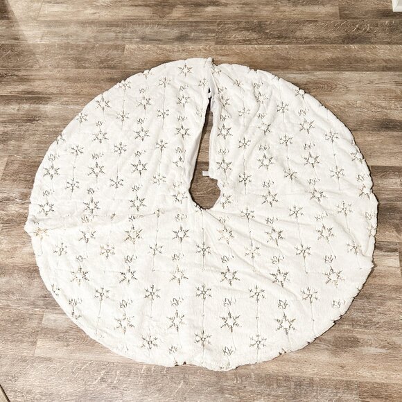 White and Gold Christmas Tree Skirt - Picture 1 of 4